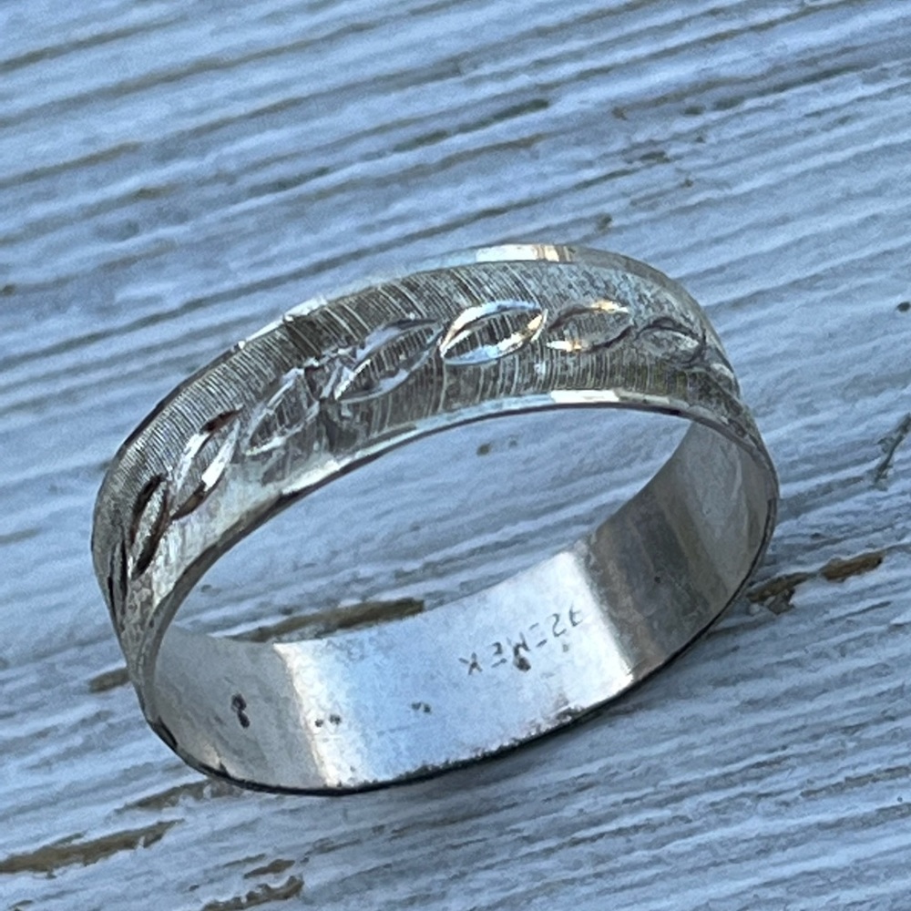 Vintage 925 silver Mexican Ring. Thin and size 11. Shiny. Leaf like pattern.